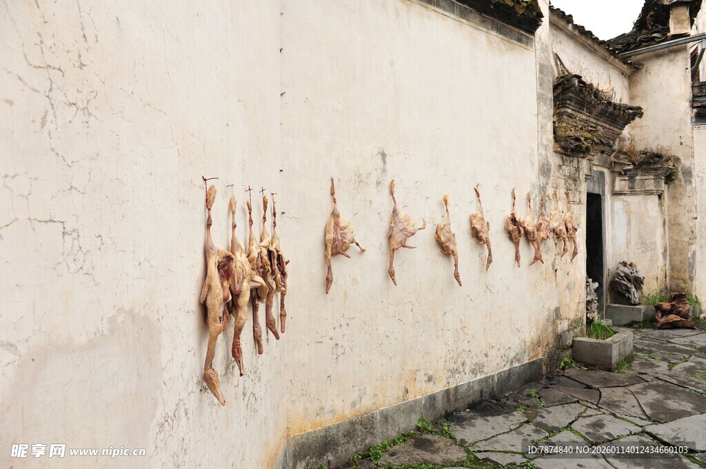 墙边晾晒的腊味