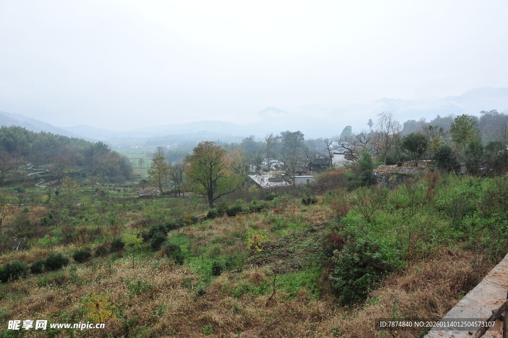山间田野朦胧景致