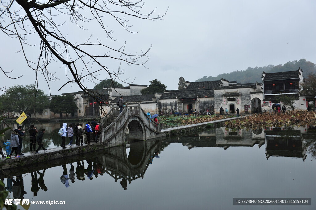 江南水乡湖畔行人景致