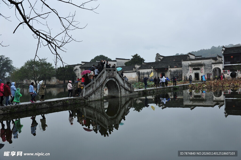 江南水乡石桥边游人景致