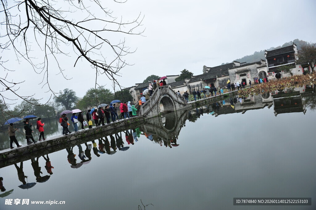 江南水乡桥上行人倒影景