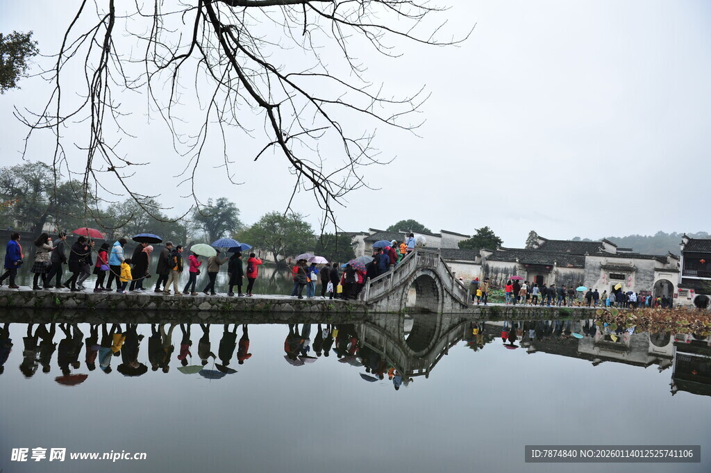 湖畔人群倒影风景如画