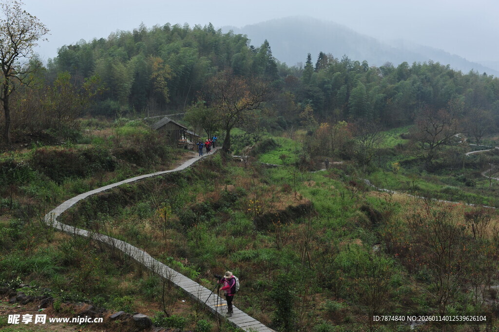 山间小径上的徒步者