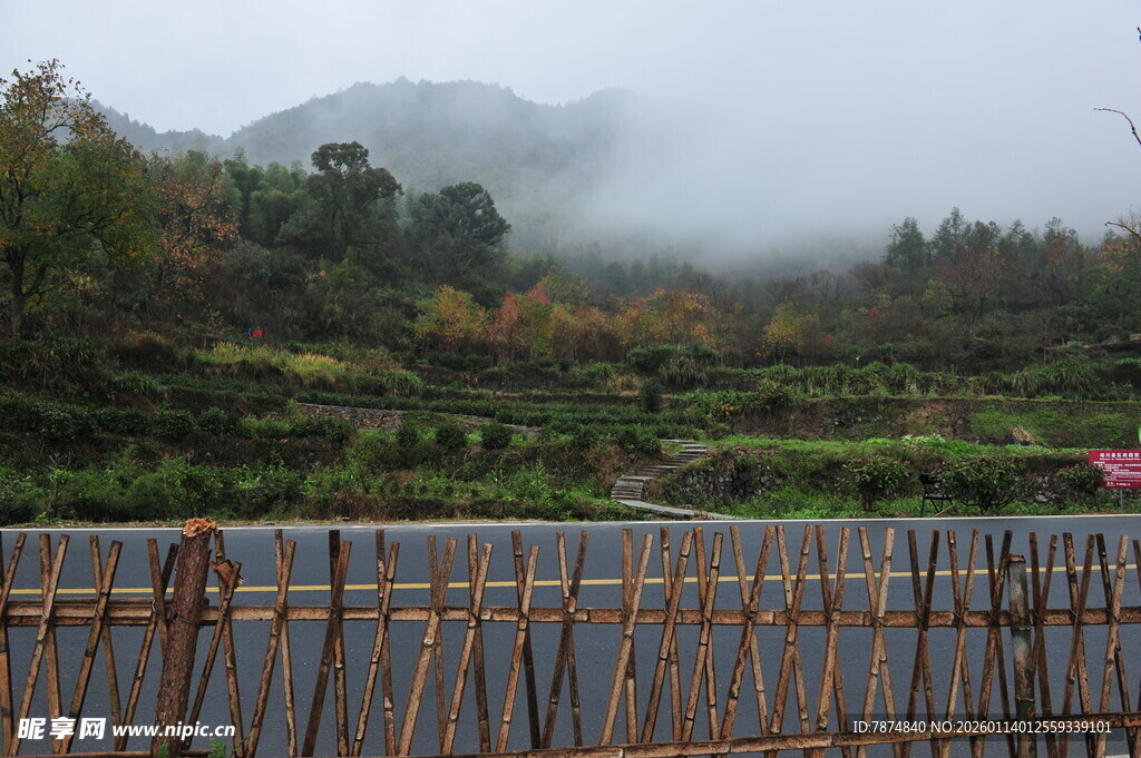 山间雾绕竹栏乡村景致