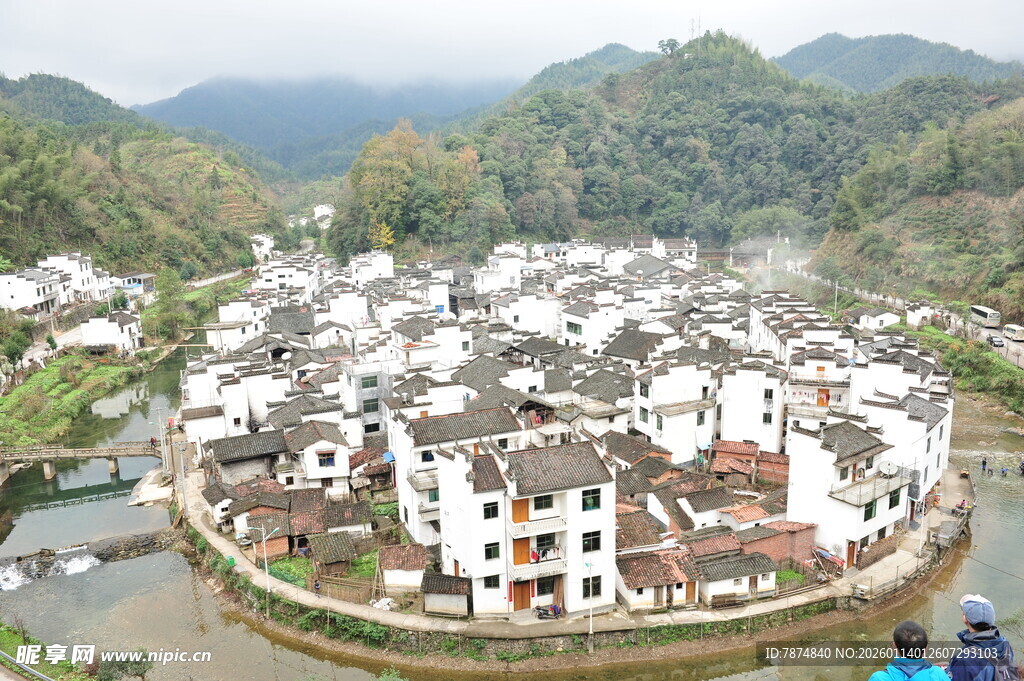 水墨风格古村落全景