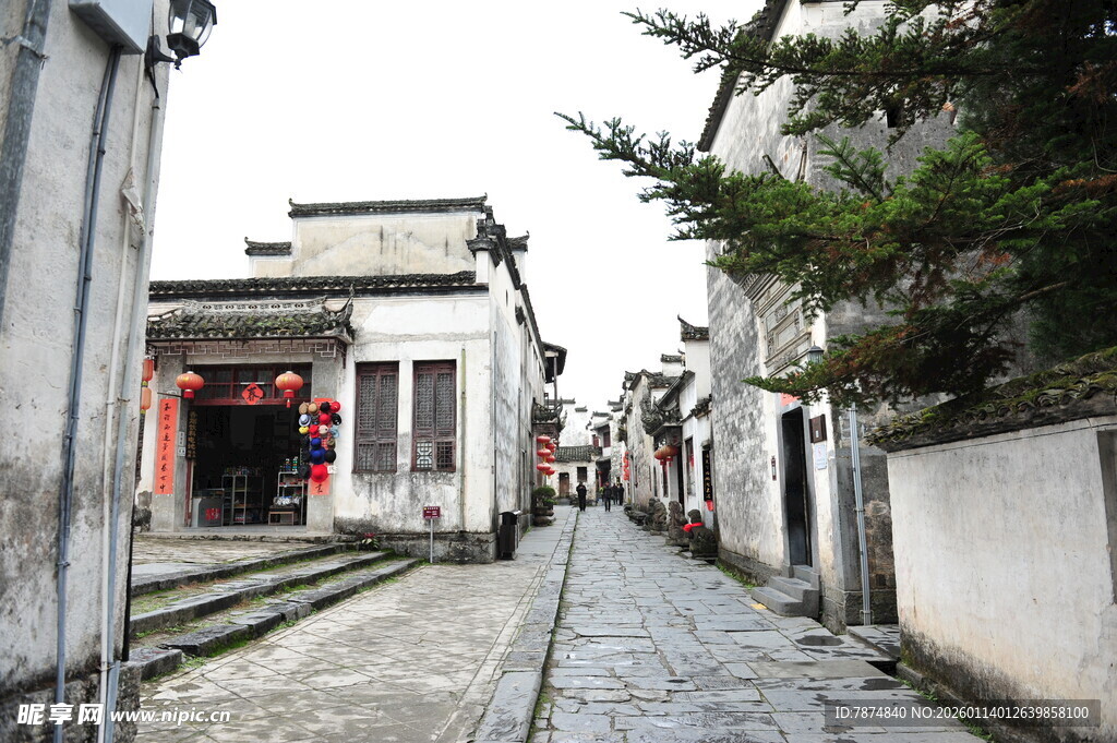 古巷白墙黑瓦的静谧景致