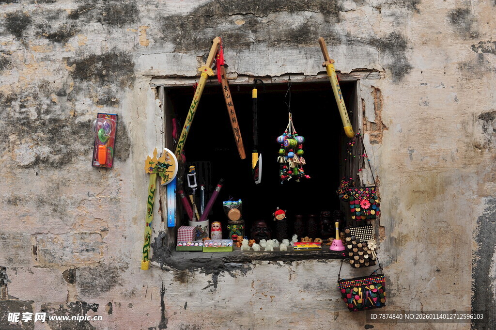 古老墙洞中的特色小摊位