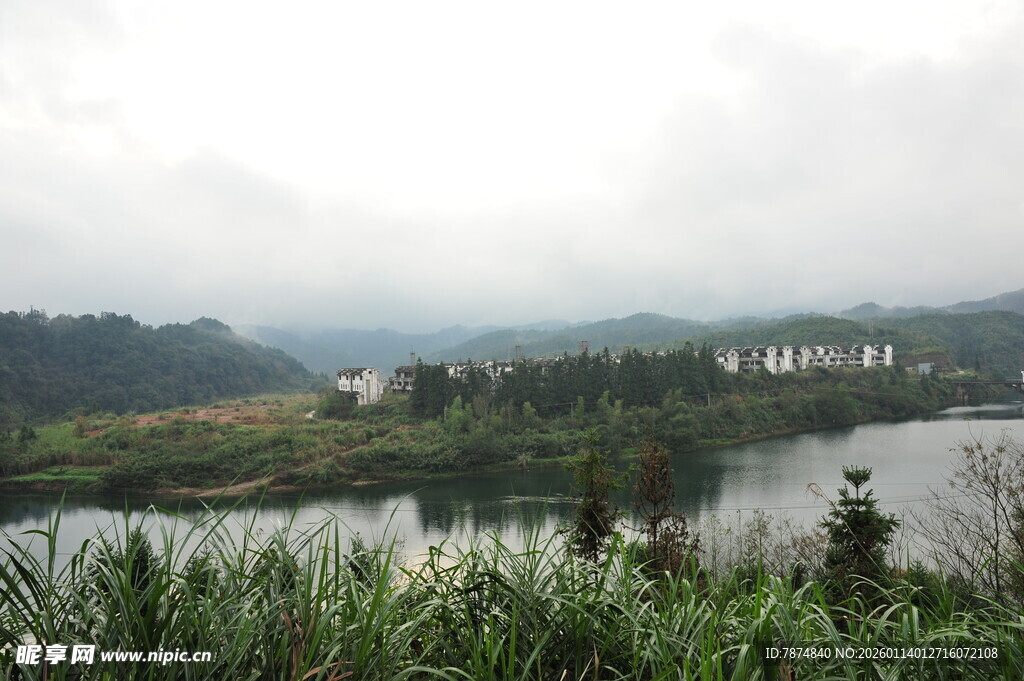 湖畔乡村景致 云雾缭绕