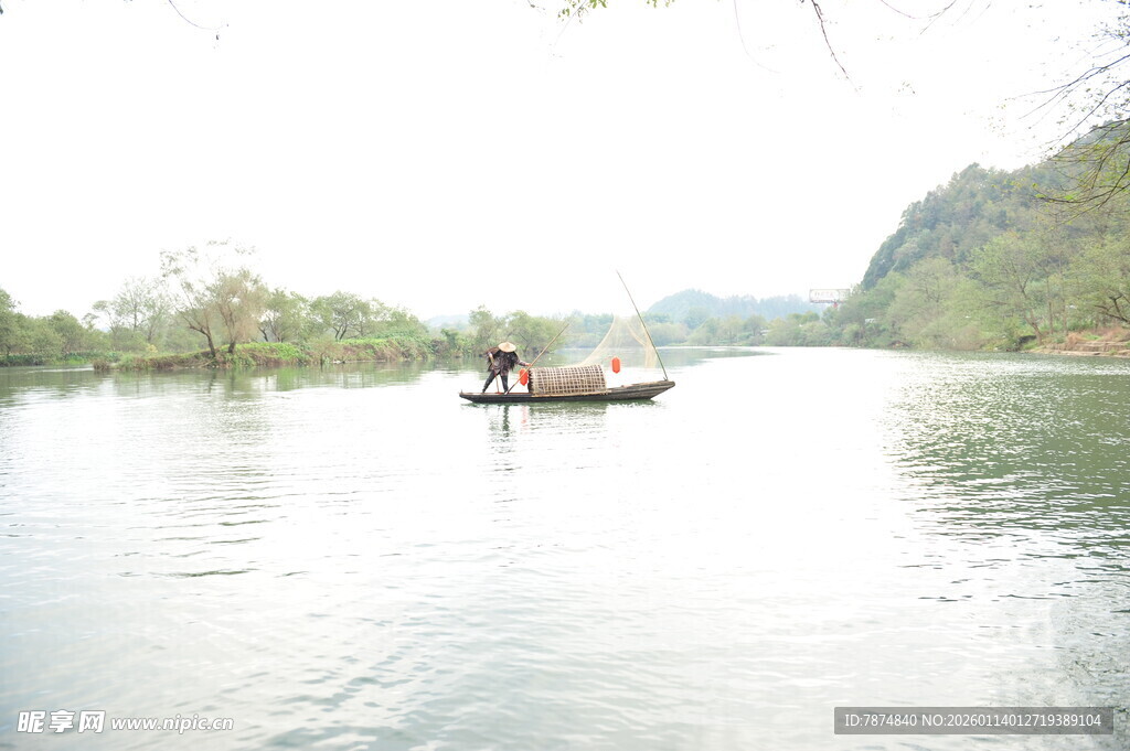 江上小船悠然行
