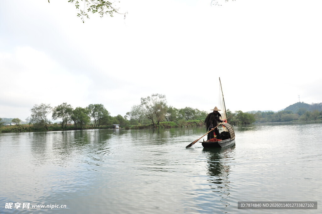 孤舟泛于宁静湖面
