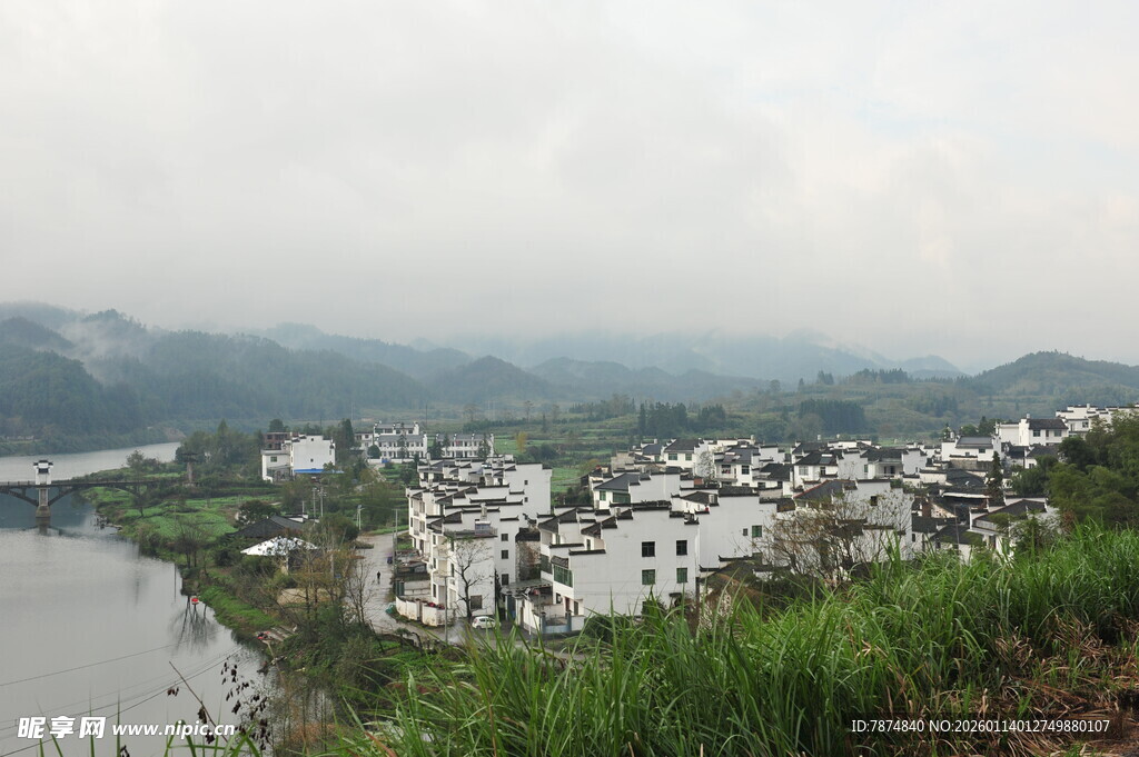 山水间的白墙村落美景