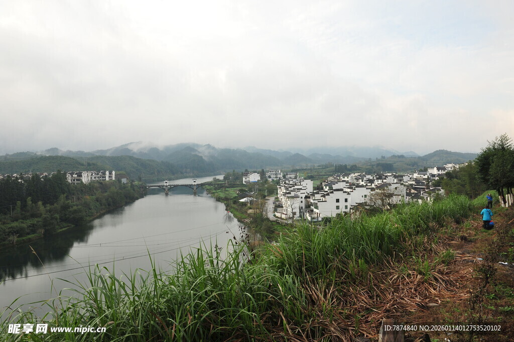 河畔村落风光