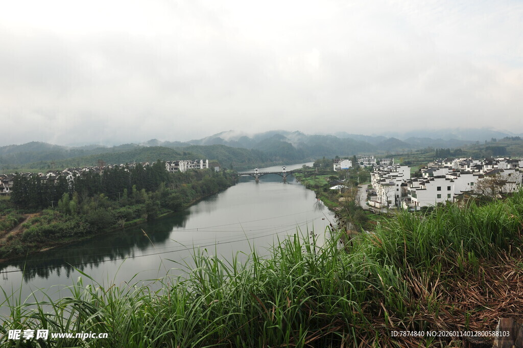 河畔村落风光