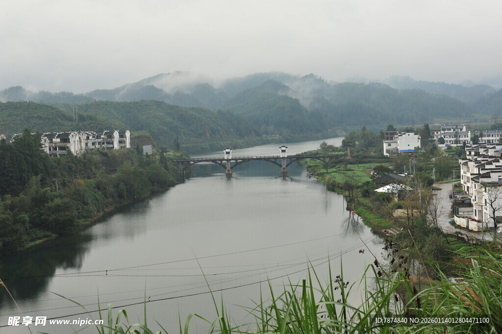 山水间的城镇风光