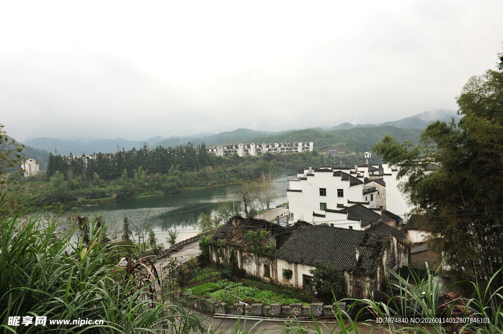 山村景致 古朴村落隐于绿野