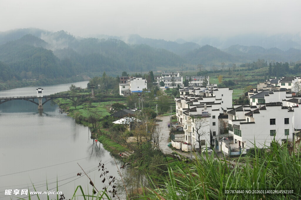 山水环绕的白墙村落