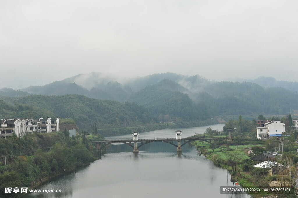 山水间的桥梁与城镇风光