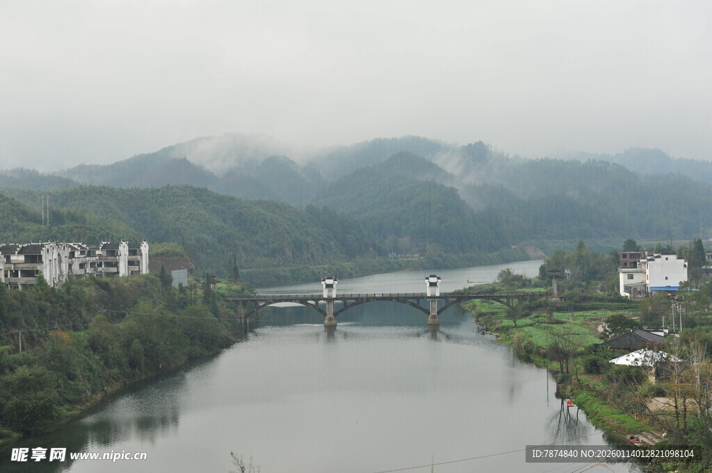 山水间的桥梁与村落风光