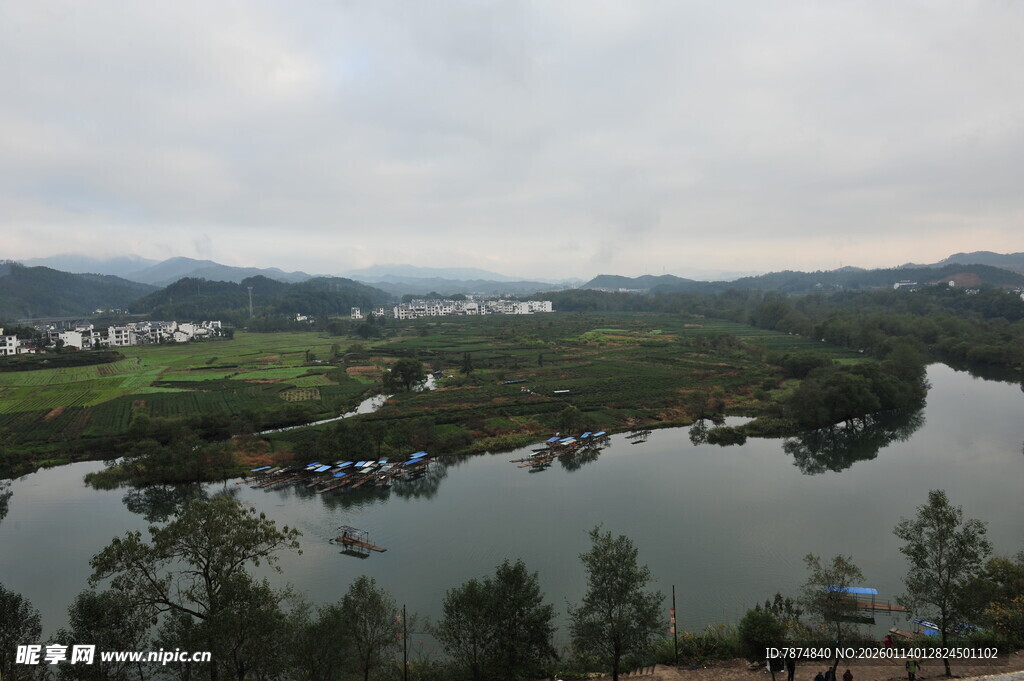 宁静山水间的美丽湖景
