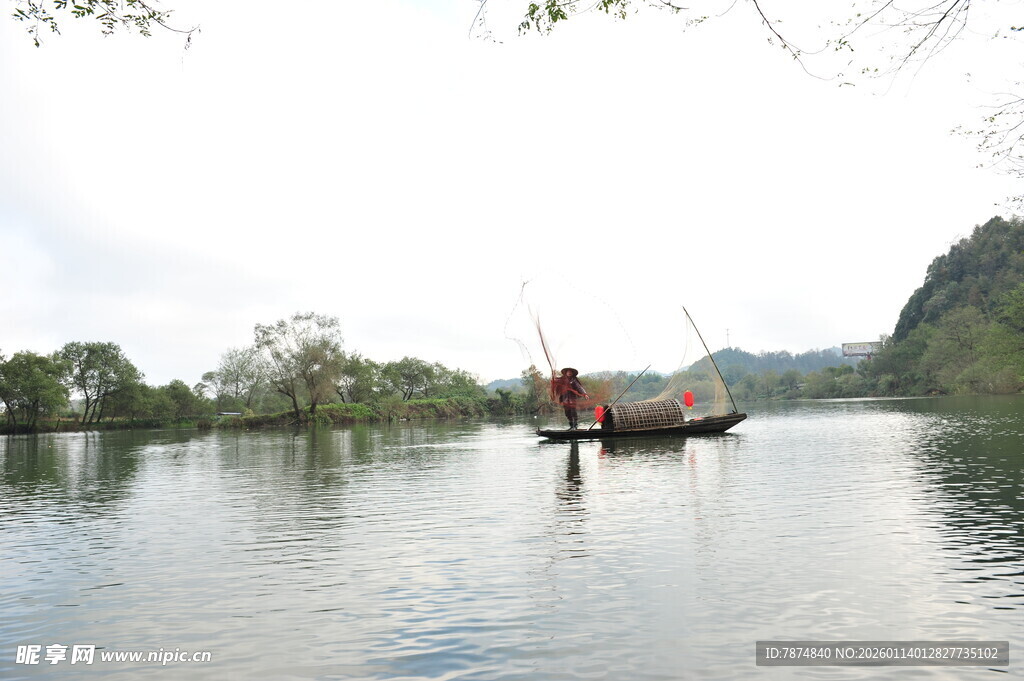 江上孤舟伴山水风光
