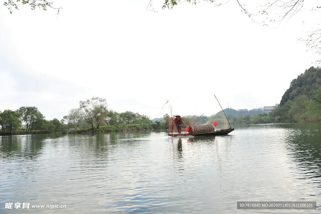 江上小船悠然景