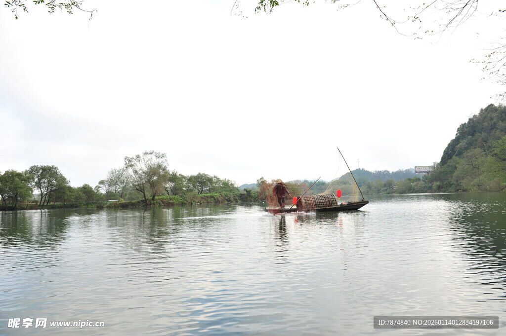 宁静江景中的古朴船只