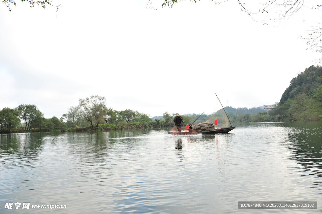 宁静湖面上的小船与远山