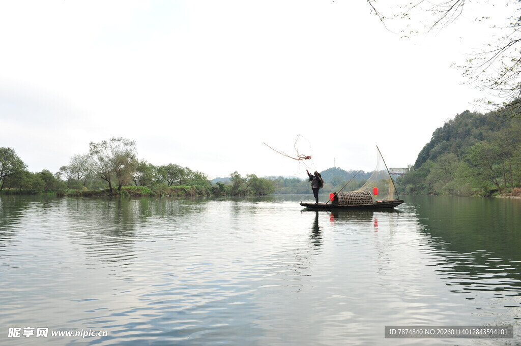 宁静湖面上的悠然小船