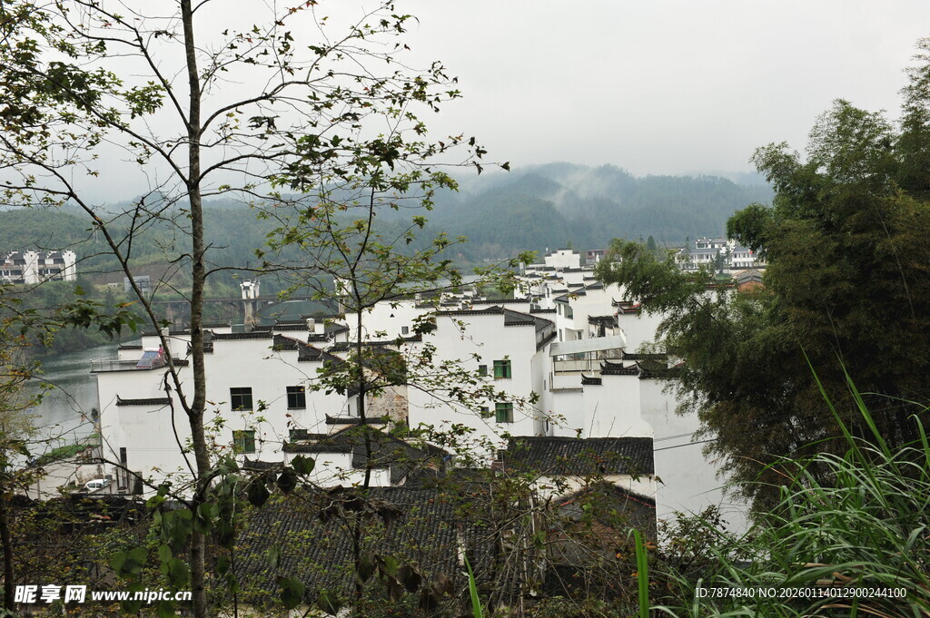山间村落 云雾缭绕之景