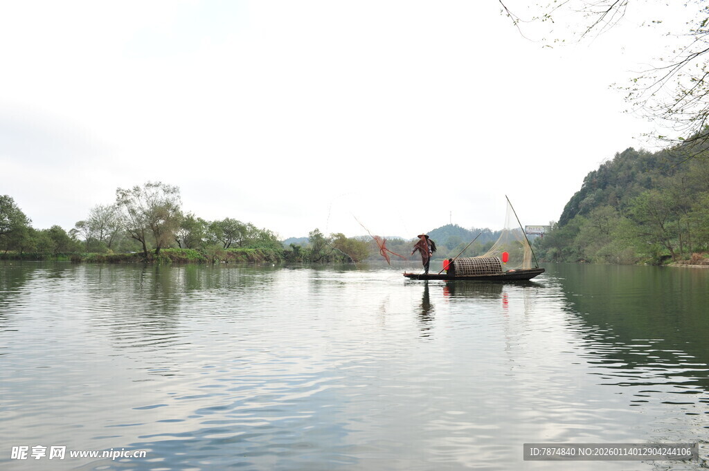 宁静湖面上的悠然小船