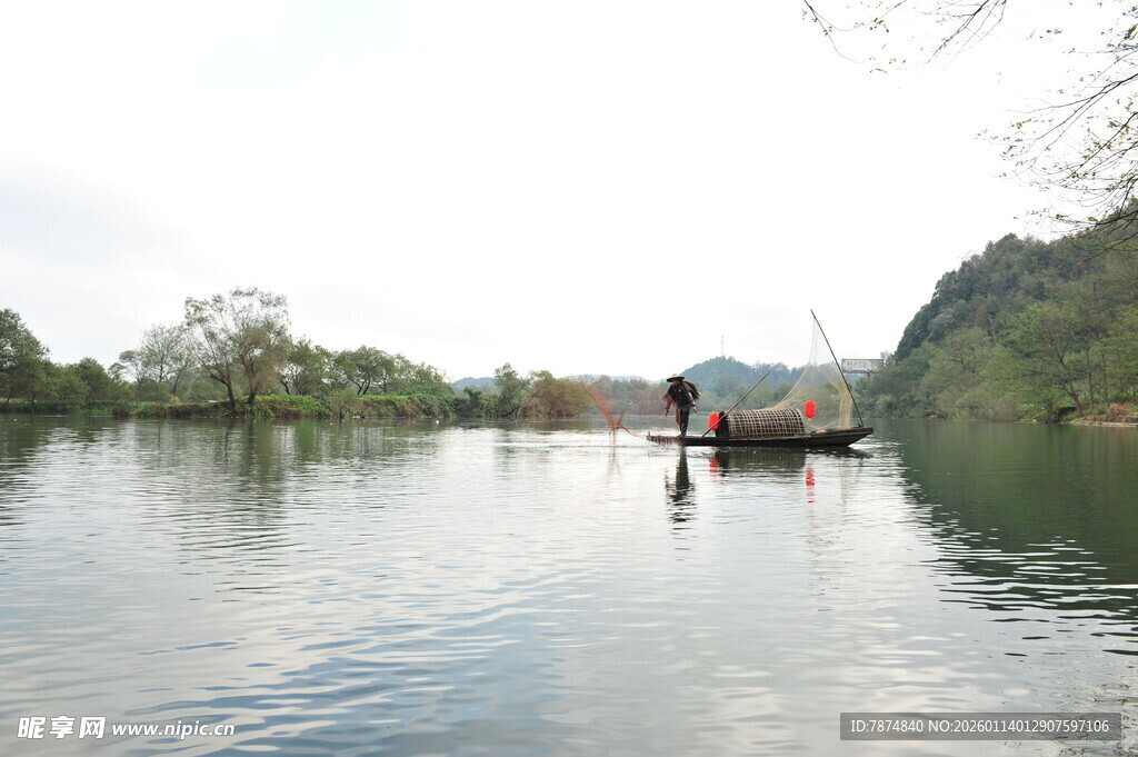 宁静湖面的悠然小船