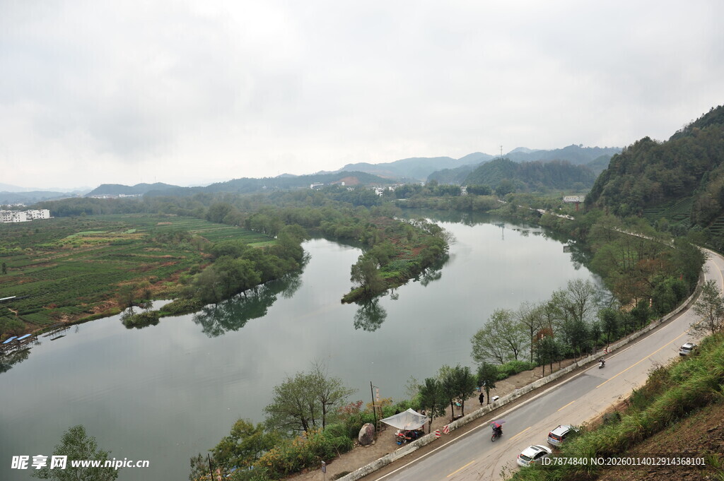 蜿蜒河流旁的公路风景