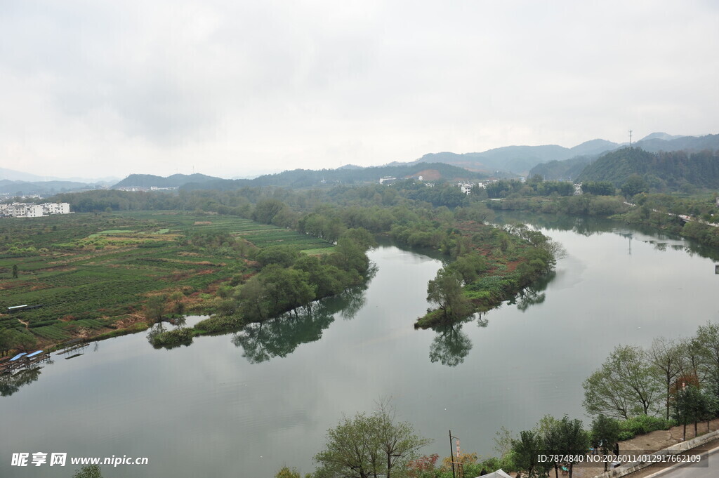 蜿蜒河流穿山林美景