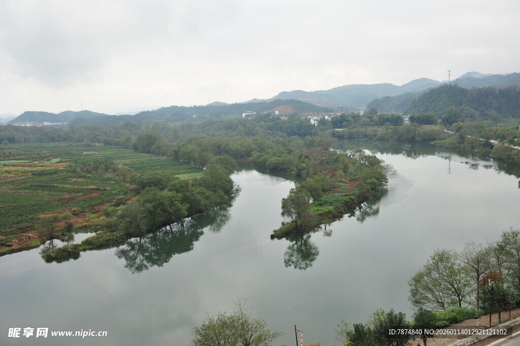 山间蜿蜒河流秀丽风光
