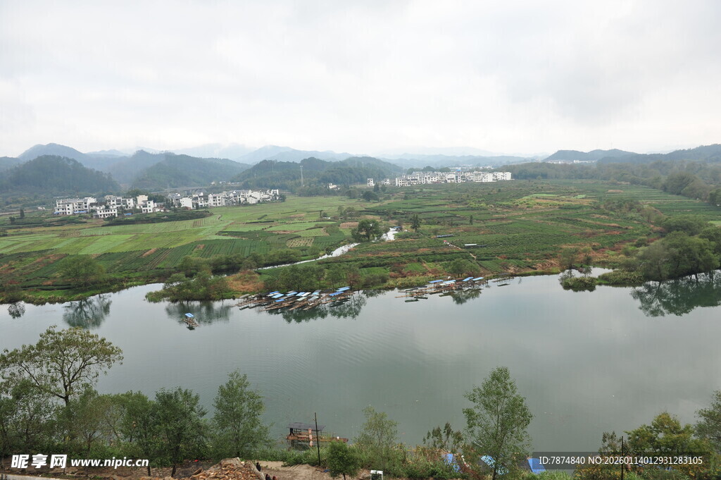 湖畔乡村风光美景