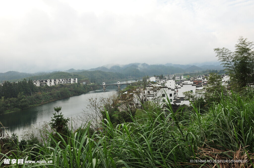 河畔村落风光