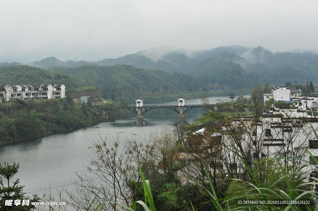 山水相依的城镇风光