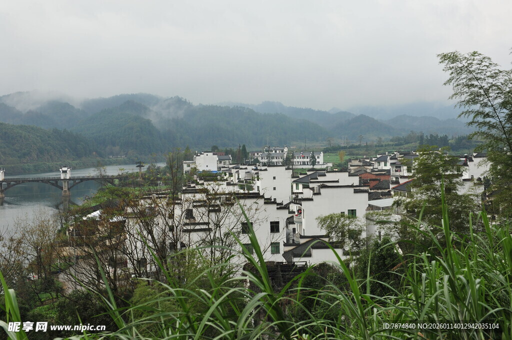 山间临水村落景色