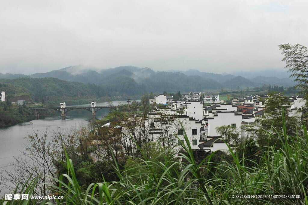 山水环绕的美丽村落