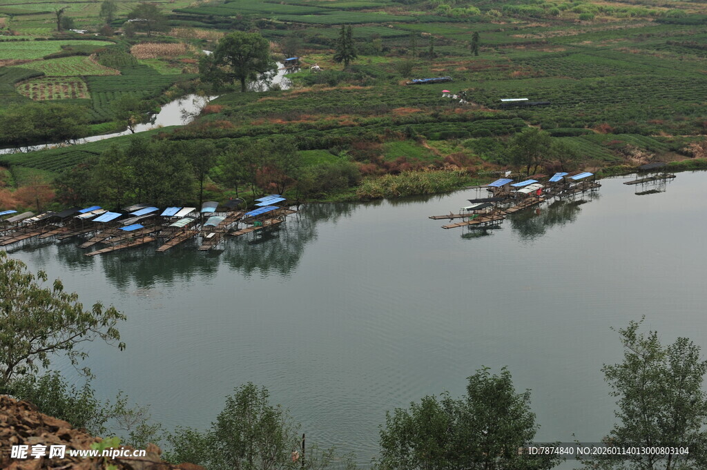 山水间的宁静村落与湖泊