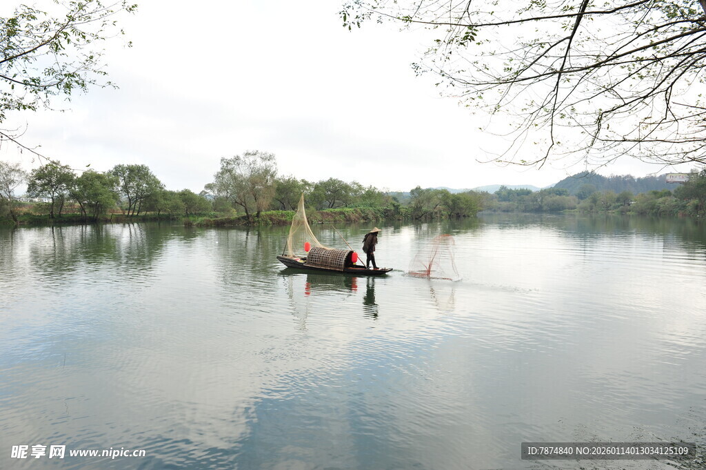 湖中小舟享静谧时光