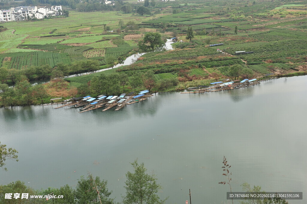 湖畔乡村风光 宁静如画