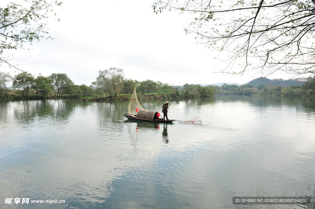 湖上轻舟泛 悠然山水间