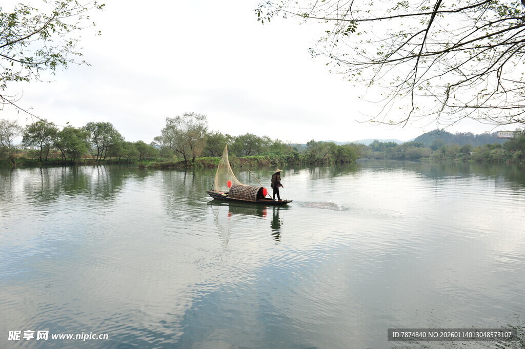 湖上泛舟享静谧时光