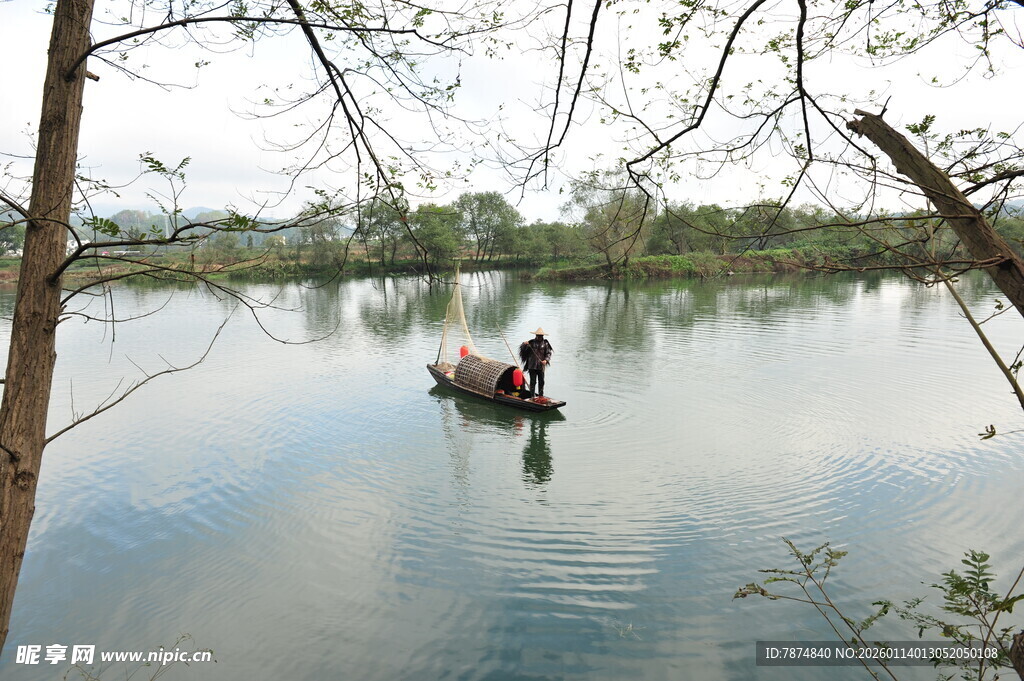 湖上泛舟享悠然时光