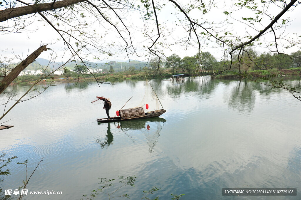 湖上轻舟 悠然静谧时光