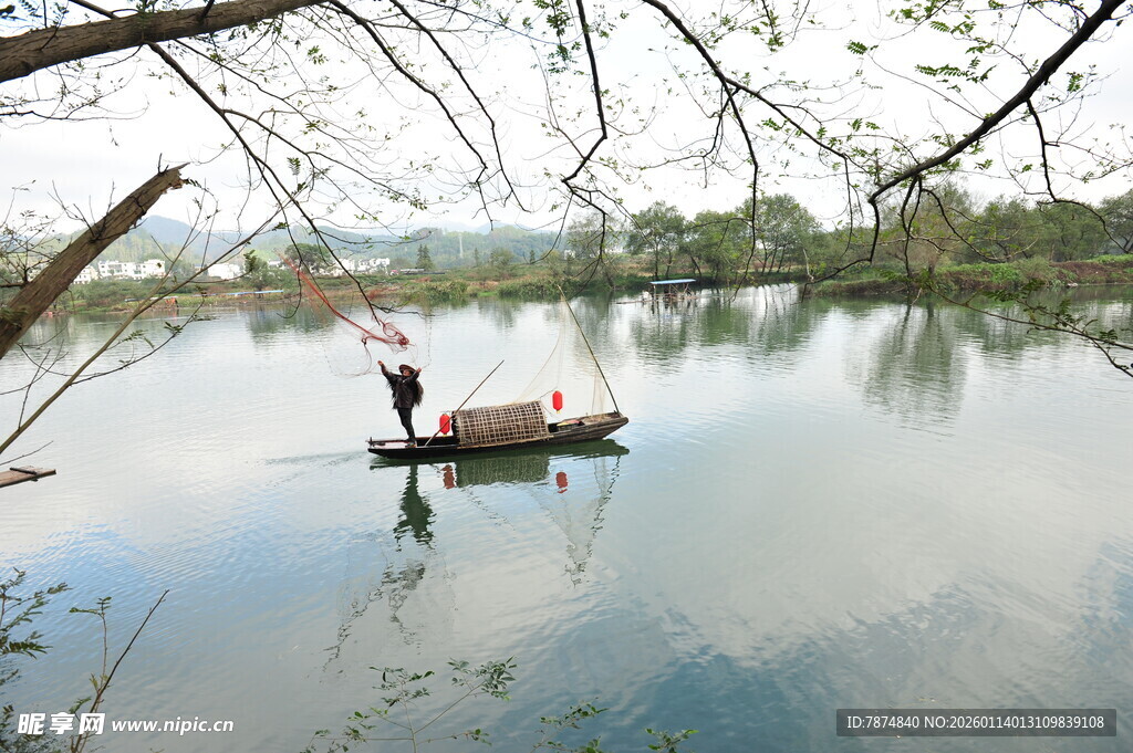 湖上泛舟人 悠然享宁静