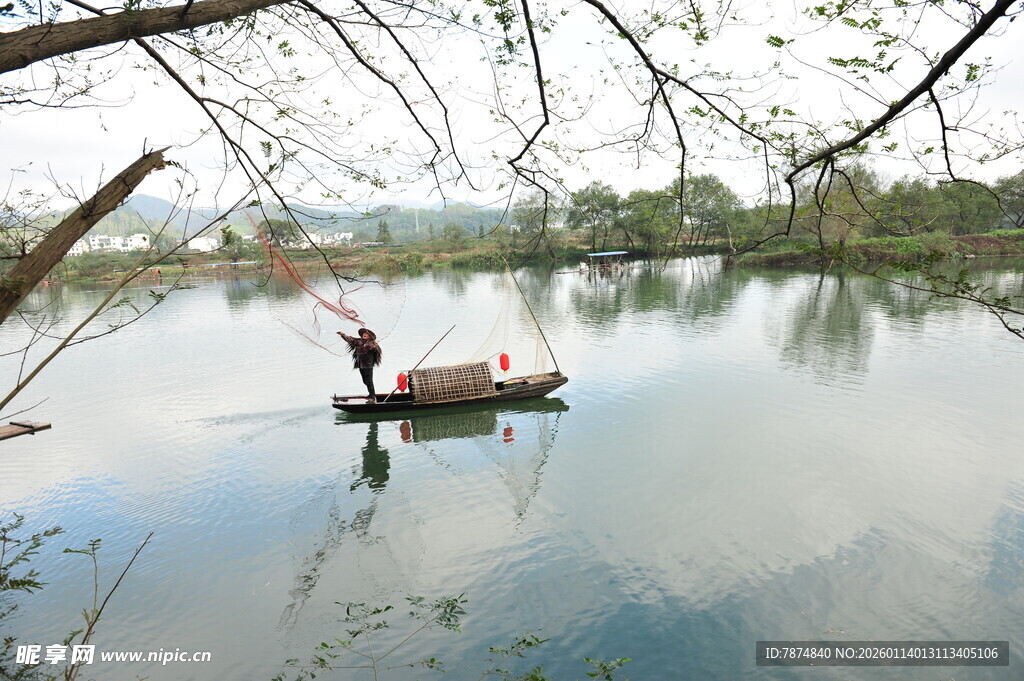 湖上独舟人 悠然垂钓景