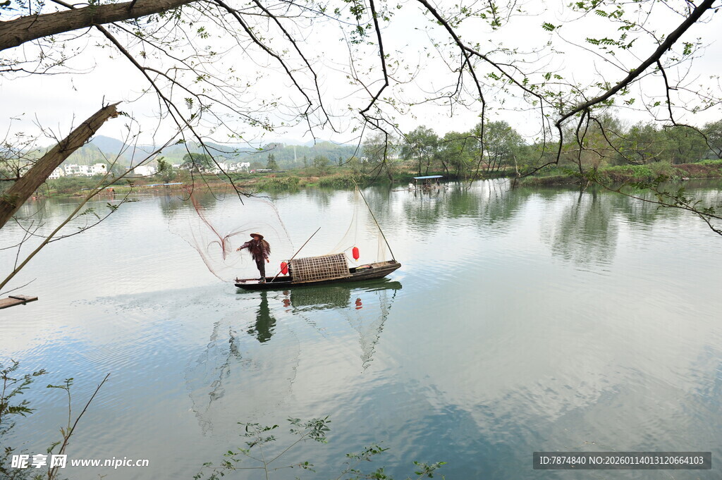 湖上孤舟悠然垂钓