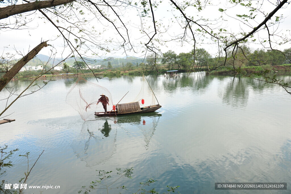 湖上小船悠然景